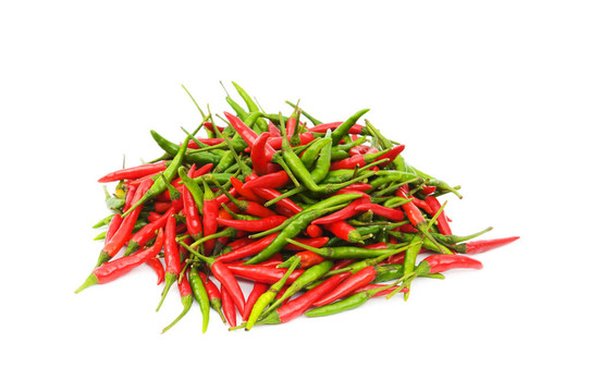 紅色和綠色的辣椒在白色上分離