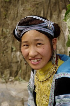 一個年輕的藍色苗族女人肖像
