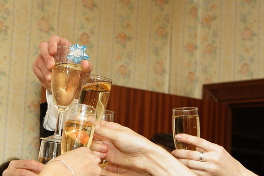 酒杯；香檳；氣泡；玻璃；面包；酒精；喝