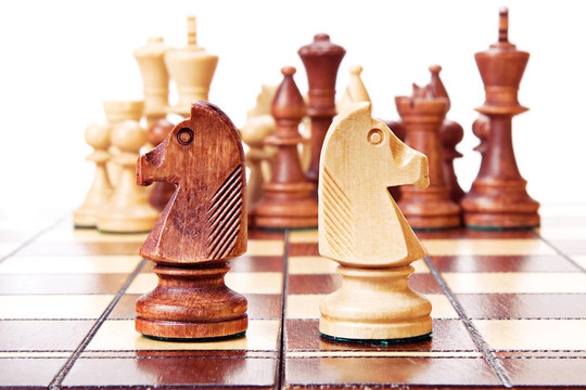 白色背景下的國(guó)際象棋。