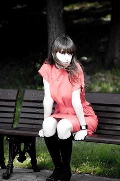 坐在公園長椅上的美麗女人