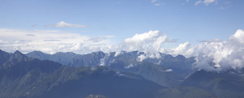 夏天群山的全景