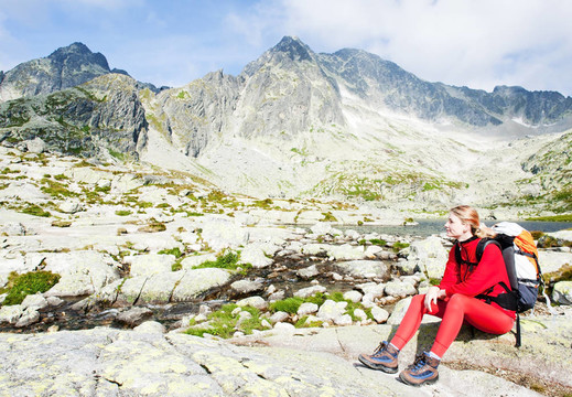 女人的背包客在五SPI的冰斗湖；Vysoke Tatry（高水）；斯洛伐克