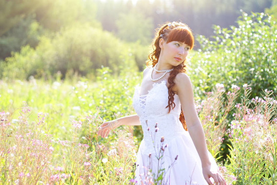 穿著裙子的漂亮女孩