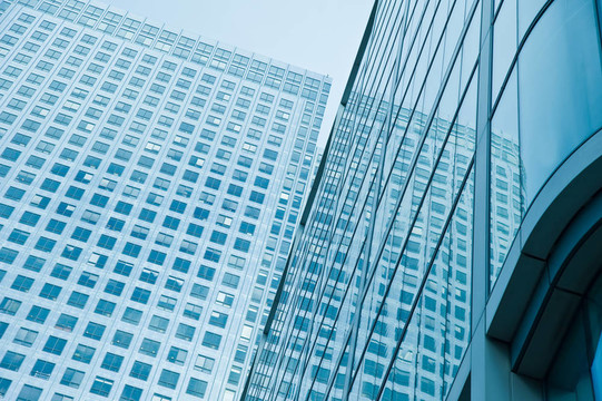 蓝色色调的经营理念的金融区的摩天大楼给商业冷侧的印象