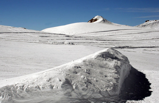 在山坡上的雪道
