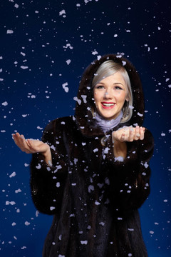 女人在雪中