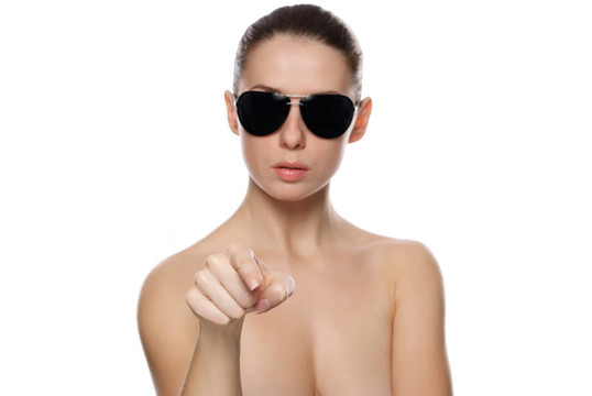 太陽眼鏡中的女人。顯示了。