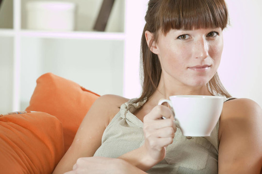 喝杯茶的女人