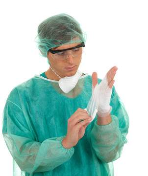 在医用口罩带上医用手套工作服的医生