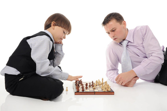 爸爸和兒子下棋