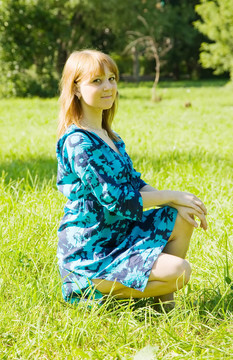 穿藍色衣服的女孩在草地上