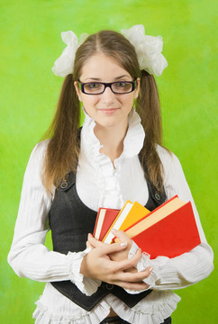 戴眼鏡的女生用的書