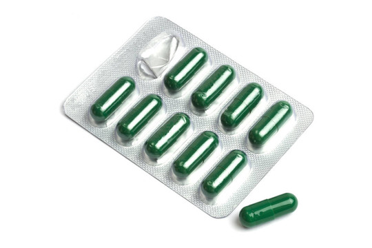 包裝在泡罩內(nèi)的綠色膠囊