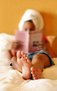 十幾歲的女孩讀一本書