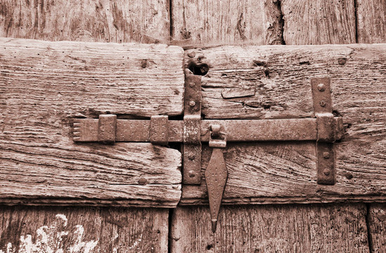 靠近一個doorlatch。