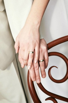剛剛結(jié)婚的夫婦展示他們的戒指
