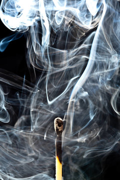 火柴剛剛熄滅的煙