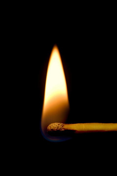 燃燒的火柴特寫孤立在黑