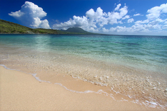 幽靜的海灘上的Saint Kitts