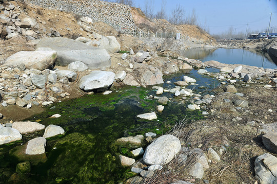河底石頭  小河