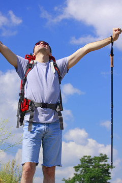 抬起手臂的徒步旅行者