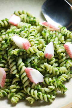 面食fussili蟹棒和菠菜