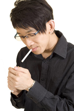 亞洲青年男子吸煙