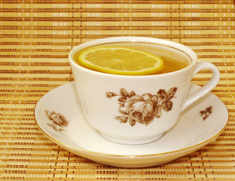 檸檬茶在棕色圖案的杯子里