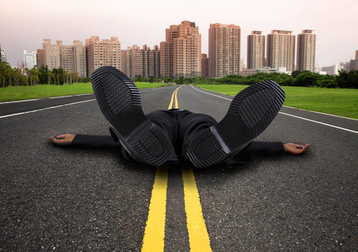 商人在空蕩蕩的城市道路上疲憊不堪