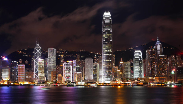香港的天際線在夜間