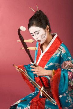 在和服用二胡Geisha