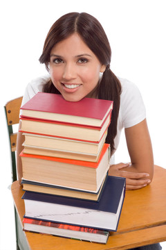 友好的西班牙裔大學生與書籍