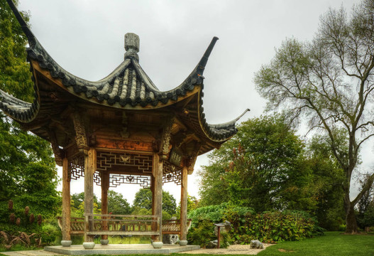 非常詳細(xì)的寶塔在郁郁蔥蔥的綠色花園
