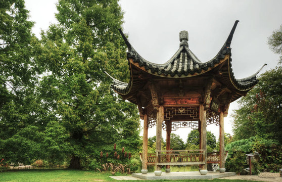 非常詳細(xì)的寶塔在郁郁蔥蔥的綠色花園