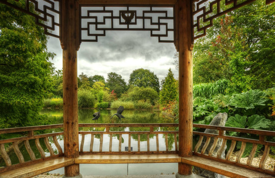 非常詳細(xì)的寶塔在郁郁蔥蔥的綠色花園