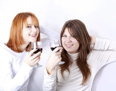 兩個女朋友帶著兩杯酒。