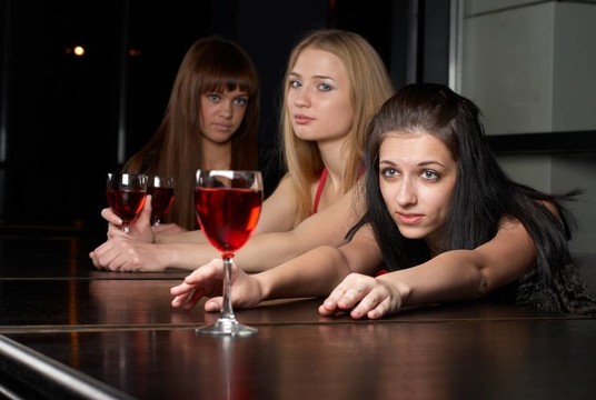 酒吧里的年輕女性