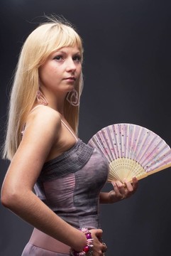 美麗的年輕女子與球迷