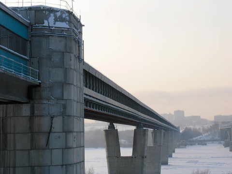 河上的地鐵橋
