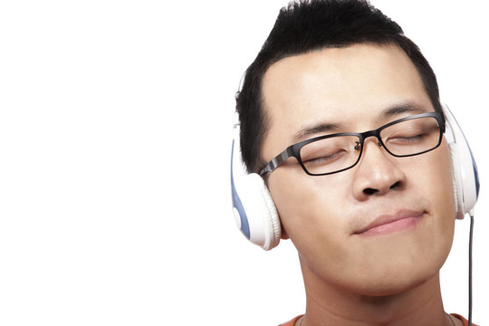 年輕人聽(tīng)并欣賞音樂(lè)