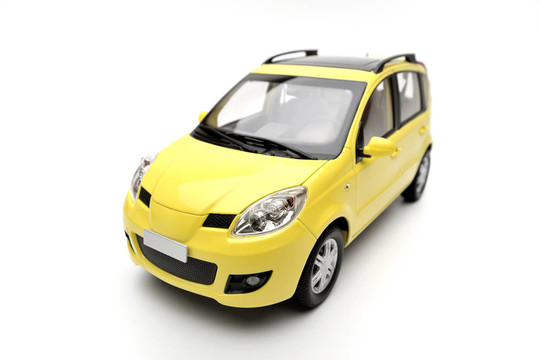 白色背景下的通用現(xiàn)代黃色家庭轎車模型