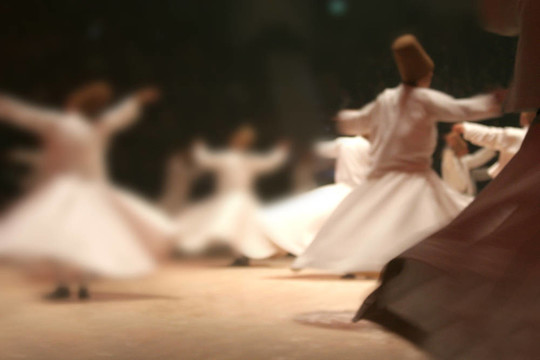 Mevlana dervishes在博物館里跳舞