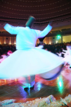 Mevlana dervishes在博物館里跳舞