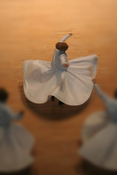 Mevlana dervishes在博物館里跳舞
