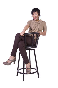 漂亮的女人在椅子上擺姿勢