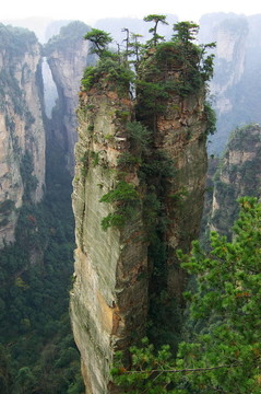 陡峭的山
