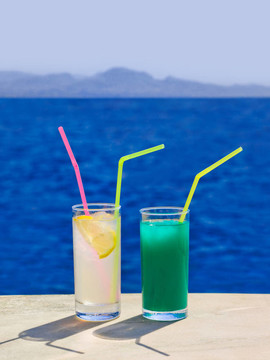 海灘上大理石桌上的兩種雞尾酒