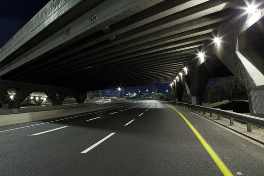晚上公路
