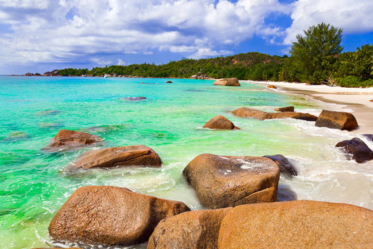 Anse Lazio在塞舌爾海灘島普拉蘭島；
